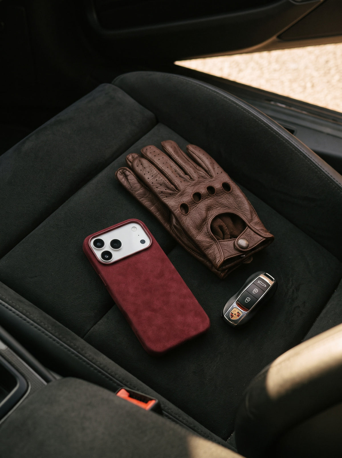 Wine Velluto Case with driving gloves and a car key