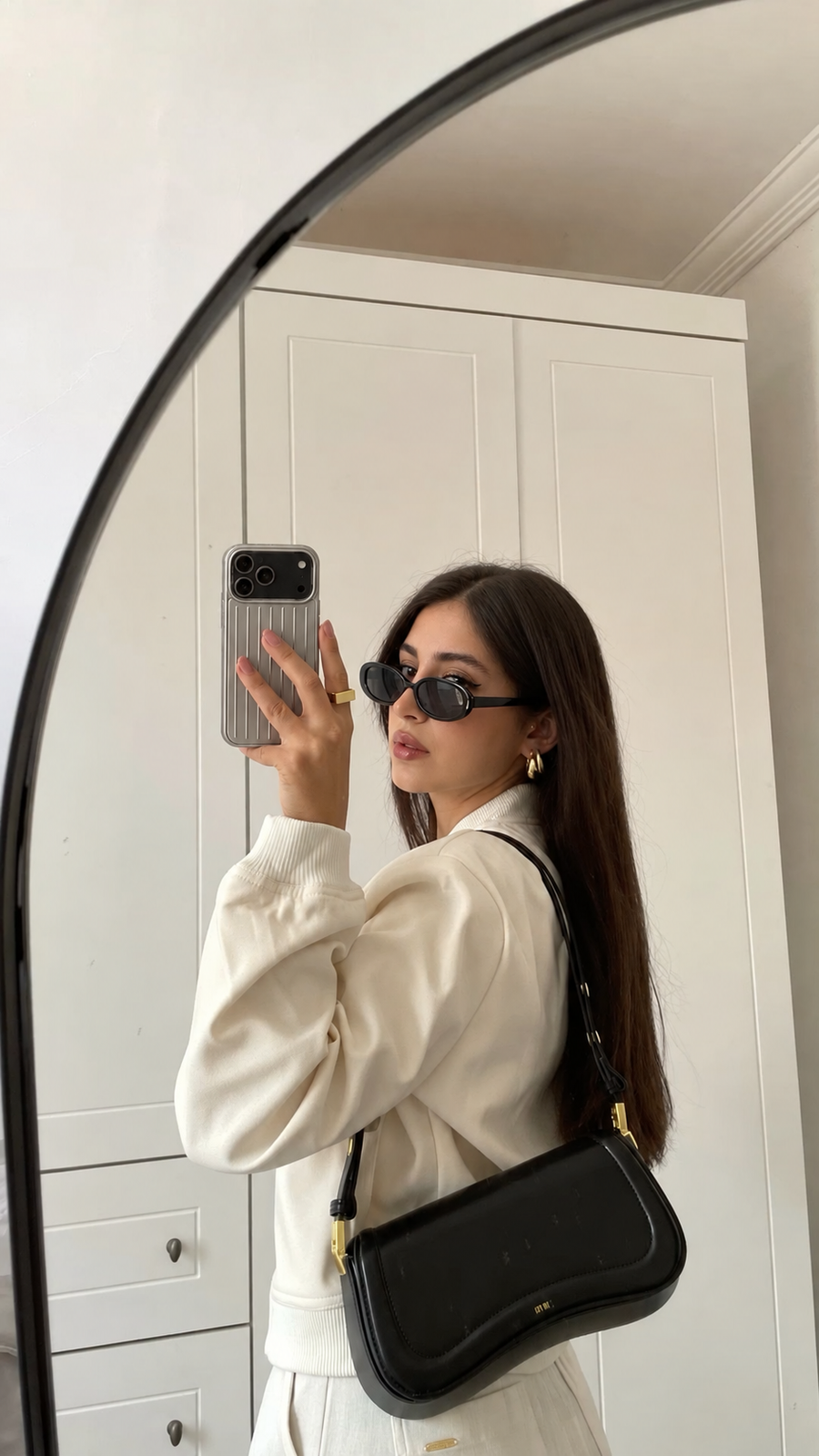 Silver Aluminium Case, mirror selfie in cream