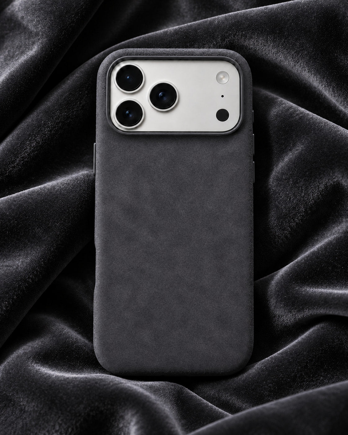 Velluto Case in Graphite on graphite velvet